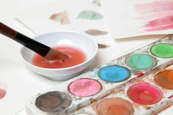 Palette Peintures Aquarelle Pinceaux Papiers Sur Table Loisirs Créatifs Concept — Photo