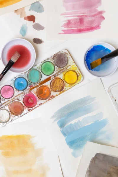 水彩画的调色板 刷子和纸在桌子上 创意业余爱好或艺术疗法概念 — 图库照片