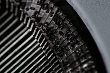 Eski tarz daktiloda harfleri kapat.