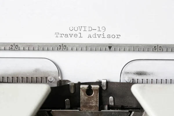 Covid Travel Advisor Texto Sobre Papel Blanco Mecanografiado Una Máquina — Foto de Stock