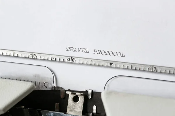 Texto Del Protocolo Viaje Papel Blanco Escrito Una Máquina Escribir — Foto de Stock