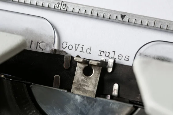 Covid Regels Tekst Blanco Papier Getypt Een Retro Typemachine — Stockfoto