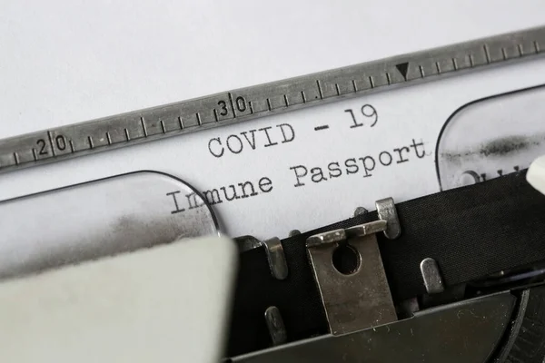 Covid Immuunpaspoort Tekst Blanco Papier Getypt Een Retro Typemachine — Stockfoto