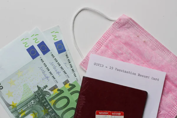Podróżowanie Podczas Epidemii Wirusa Korony Karta Covid Paszport Pieniądze Maska — Zdjęcie stockowe