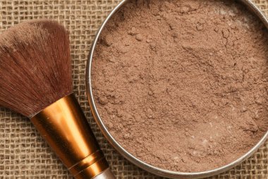 Bir kavanoz organik, zehirli olmayan kimyasallar bedava, kuru şampuan. Sağlıklı toksik yaşam için DIY projesi. Doğal malzemeler içeren basit şampuan tozu, kakao tozu, mısır nişastası ve gerekli yağ..