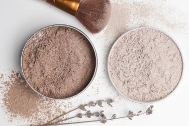 Bir kavanoz organik, zehirli olmayan kimyasallar bedava, kuru şampuan. Sağlıklı toksik yaşam için DIY projesi. Doğal malzemeler içeren basit şampuan tozu, kakao tozu, mısır nişastası ve gerekli yağ..