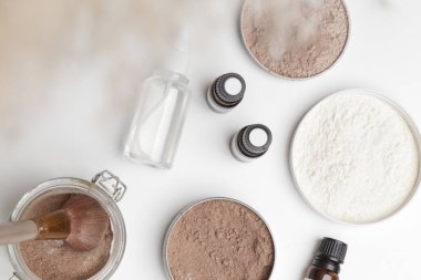 Ev yapımı güzellik ürünleri, DIY organik, toksik içermeyen, sıfır atık cilt bakımı kozmetik, ev spa konsepti. Basit şampuan tozu ya da yüz pudrası sadece doğal malzemeler içerir..