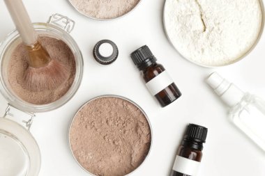 Ev yapımı güzellik ürünleri, DIY organik, toksik içermeyen, sıfır atık cilt bakımı kozmetik, ev spa konsepti. Basit şampuan tozu ya da yüz pudrası sadece doğal malzemeler içerir..