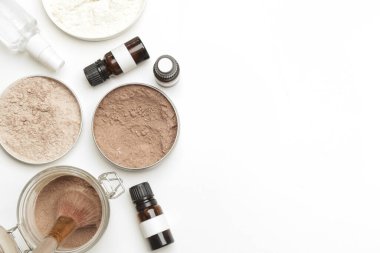 Ev yapımı güzellik ürünleri, DIY organik, toksik içermeyen, sıfır atık cilt bakımı kozmetik, ev spa konsepti. Basit şampuan tozu ya da yüz pudrası sadece doğal malzemeler içerir..