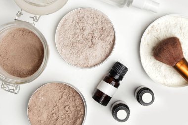 Bir kavanoz organik, zehirli olmayan kimyasallar bedava, kuru şampuan. Sağlıklı toksik yaşam için DIY projesi. Doğal malzemeler içeren basit şampuan tozu, kakao tozu, mısır nişastası ve gerekli yağ..