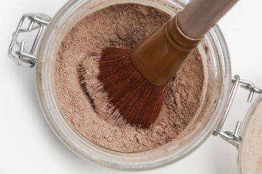 Bir kavanoz organik, zehirli olmayan kimyasallar bedava, kuru şampuan. Sağlıklı toksik yaşam için DIY projesi. Doğal malzemeler içeren basit şampuan tozu, kakao tozu, mısır nişastası ve gerekli yağ..