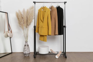 Moda atölyesinin köşesinde askıda şık terziler asılı. Modern kaliteli el yapımı kadın modası..