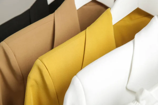 Askıda Asılı Duran Modaya Uygun Ceketlerin Yakın Görüntüsü Modern Kaliteli — Stok fotoğraf