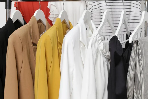 Kadın Kıyafetleri Moda Atölyesinde Giysi Askısı Şık Kıyafetler Yazlık Gardırop — Stok fotoğraf