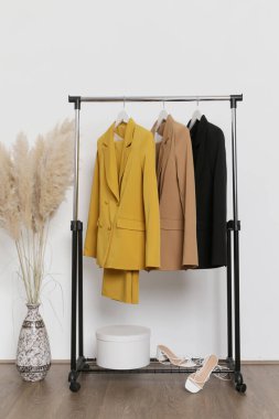 Moda atölyesinin köşesinde askıda şık terziler asılı. Modern kaliteli el yapımı kadın modası..