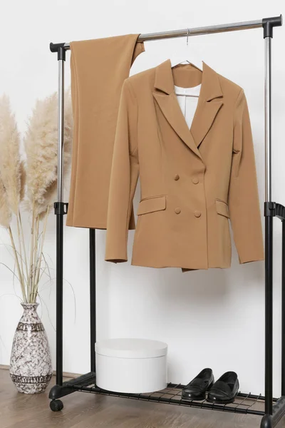 Moda Atölyesinin Köşesinde Askıda Şık Bir Terzi Ceketi Asılı Modern — Stok fotoğraf