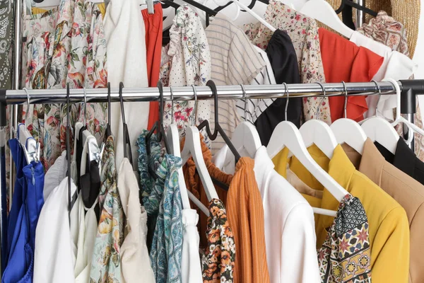 Vrouwenmode Verschillende Kleren Aan Hangers Close — Stockfoto