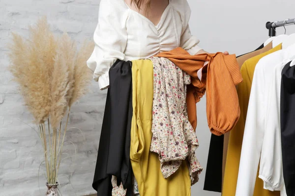 Mooie Jonge Vrouw Buurt Rack Met Kleding Maken Keuze Wat — Stockfoto