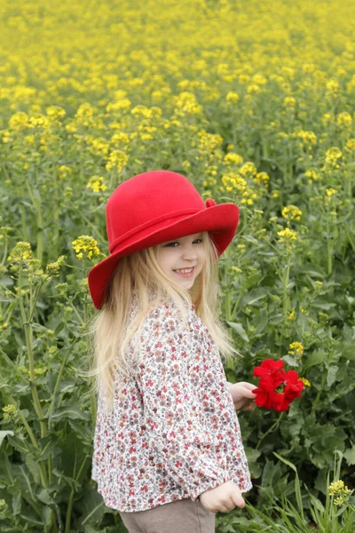 Menina Loira Bonito Com Chapéu Vermelho Segurando Flor Vermelha Retrato — Fotografia de Stock