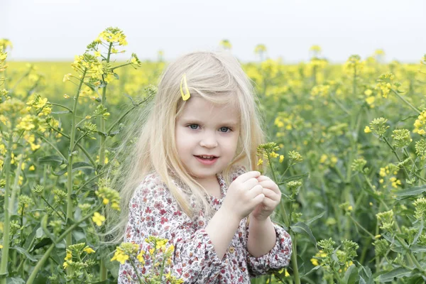 Livre Retrato Sincero Menina Loira Bonito Campo Flores Amarelas — Fotografia de Stock