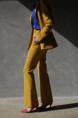 Sarı takım elbiseli şık bir genç bayan..