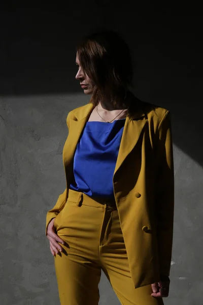 Jovem Mulher Moda Terno Amarelo Sob Medida — Fotografia de Stock