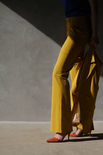 Mujer Joven Moda Traje Amarillo Medida —  Fotos de Stock