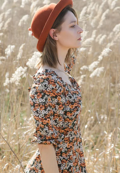 Candid Retrato Aire Libre Mujer Joven Vestido Floral Oscuro Sombrero — Foto de Stock