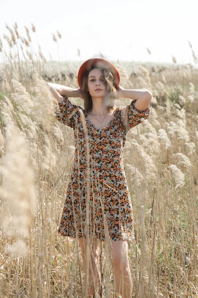 Candid Retrato Aire Libre Mujer Joven Vestido Floral Oscuro Sombrero —  Fotos de Stock