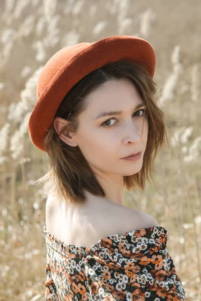 Открытый Портрет Молодой Женщины Темно Цветочном Платье Оранжевой Шляпе — стоковое фото
