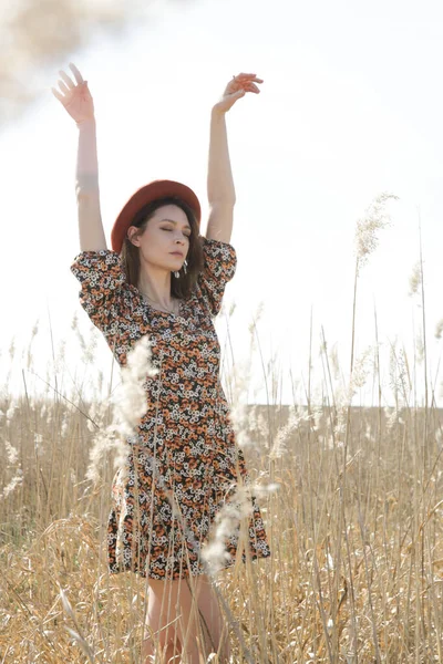 Candid Retrato Aire Libre Mujer Joven Vestido Floral Oscuro Sombrero — Foto de Stock