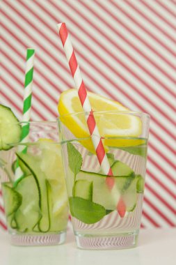 Renkli kağıt kamışlı limonlu salatalık suyu. Sağlıklı detoks içeceği. 