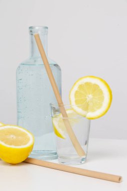 Bambu kamışlı limonlu su. Sağlıklı detoks içeceği. Tek kullanımlık plastik pipetlere alternatif olarak yeniden kullanılabilir bambu pipetleri, sağlıklı ve sürdürülebilir yaşam tarzı kavramı
