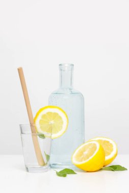 Bambu kamışlı limonlu su. Sağlıklı detoks içeceği. Tek kullanımlık plastik pipetlere alternatif olarak yeniden kullanılabilir bambu pipetleri, sağlıklı ve sürdürülebilir yaşam tarzı kavramı