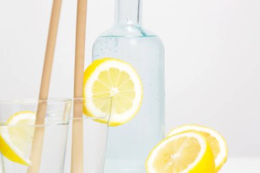 Bambu kamışlı limonlu su. Sağlıklı detoks içeceği. Tek kullanımlık plastik pipetlere alternatif olarak yeniden kullanılabilir bambu pipetleri, sağlıklı ve sürdürülebilir yaşam tarzı kavramı