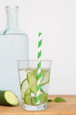 Renkli kağıt kamışlı limonlu salatalık suyu. Sağlıklı detoks içeceği. 