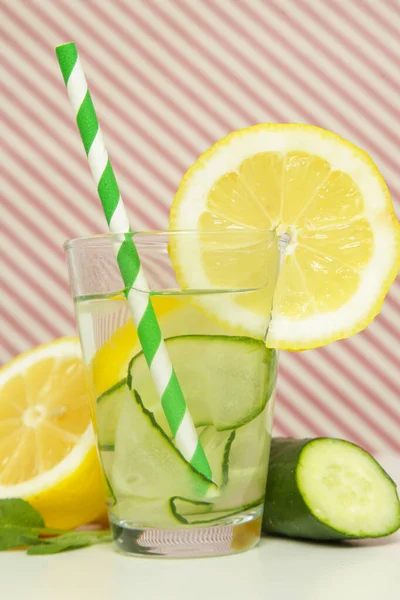 Água Pepino Limão Com Palha Papel Colorido Bebida Saudável Desintoxicação — Fotografia de Stock