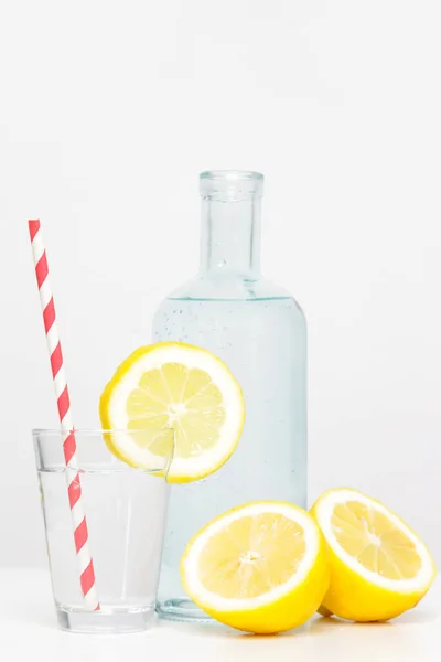 Zitronenwasser Mit Buntem Papierstroh Gesunder Detox Drink — Stockfoto