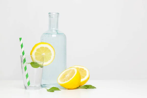 Limão Com Palha Papel Colorido Bebida Saudável Desintoxicação — Fotografia de Stock