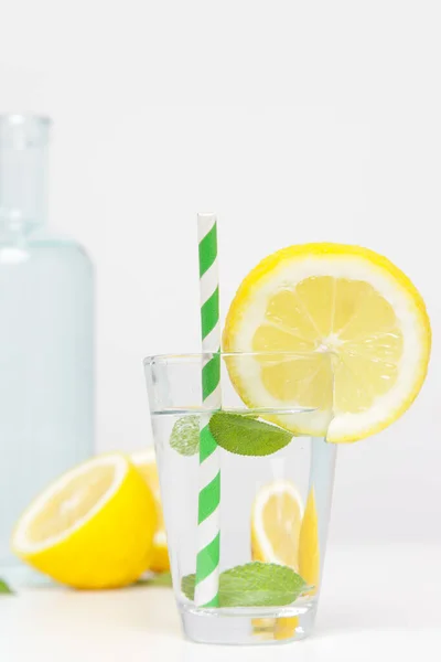 Zitronenwasser Mit Buntem Papierstroh Gesunder Detox Drink — Stockfoto