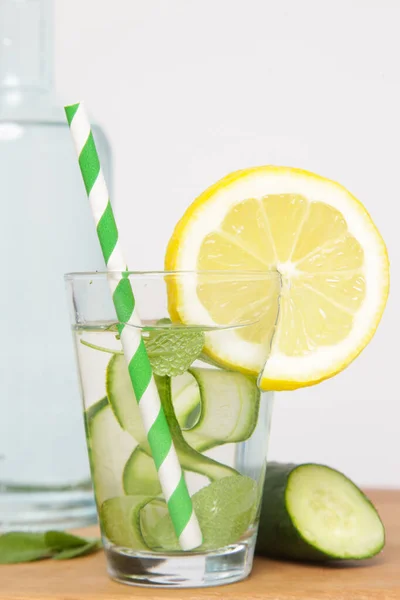 Água Pepino Limão Com Palha Papel Colorido Bebida Saudável Desintoxicação — Fotografia de Stock