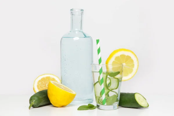 Agua Pepino Limón Con Paja Papel Colores Bebida Sana Desintoxicación — Foto de Stock