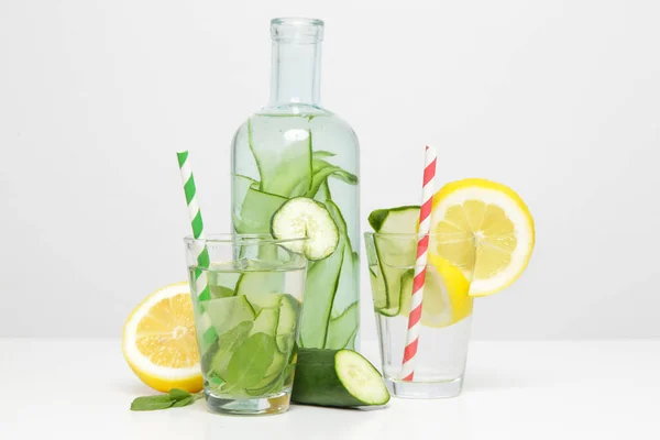 Agua Pepino Limón Con Paja Papel Colores Bebida Sana Desintoxicación — Foto de Stock