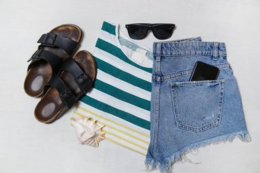 Beyaz arka planda basit bir yaz kıyafeti. Kadınların günlük moda eşyaları, üst görünüm..