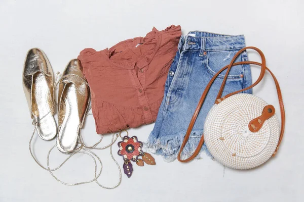 Eenvoudige Zomeroutfit Denim Short Linnen Shirt Met Accessoires Witte Achtergrond — Stockfoto