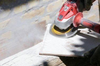 Yeniden kullanım için eski fayanslardan havan ve yapıştırıcı kaldırılıyor. 