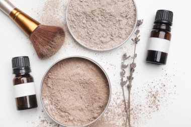 Bir kavanoz organik, zehirli olmayan kimyasallar bedava, kuru şampuan. Sağlıklı toksik yaşam için DIY projesi. Doğal malzemeler içeren basit şampuan tozu, kakao tozu, mısır nişastası ve gerekli yağ..