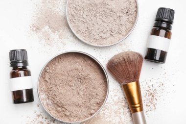 Bir kavanoz organik, zehirli olmayan kimyasallar bedava, kuru şampuan. Sağlıklı toksik yaşam için DIY projesi. Doğal malzemeler içeren basit şampuan tozu, kakao tozu, mısır nişastası ve gerekli yağ..