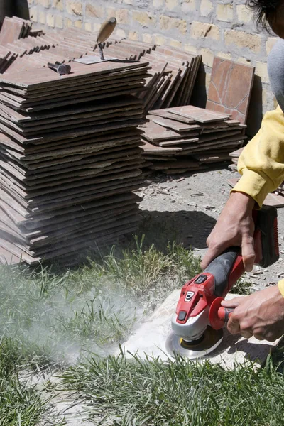 Extracción Mortero Pegamento Baldosas Viejas Para Reutilización — Foto de Stock