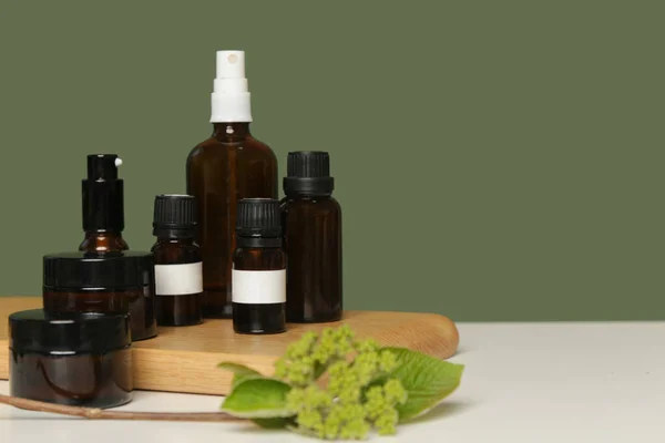 Varie Bottiglie Vetro Marrone Cosmetici Sfondo Verde — Foto Stock